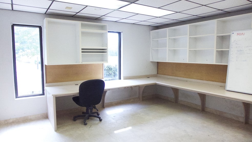 More Photos Of 1507 E Sugar Creek Rd, Charlotte Warehouse For Lease