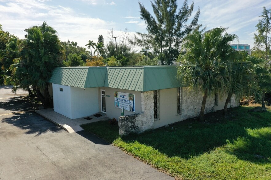Primary Photo Of 6380 S Dixie Hwy, South Miami Veterinarian Kennel For Sale
