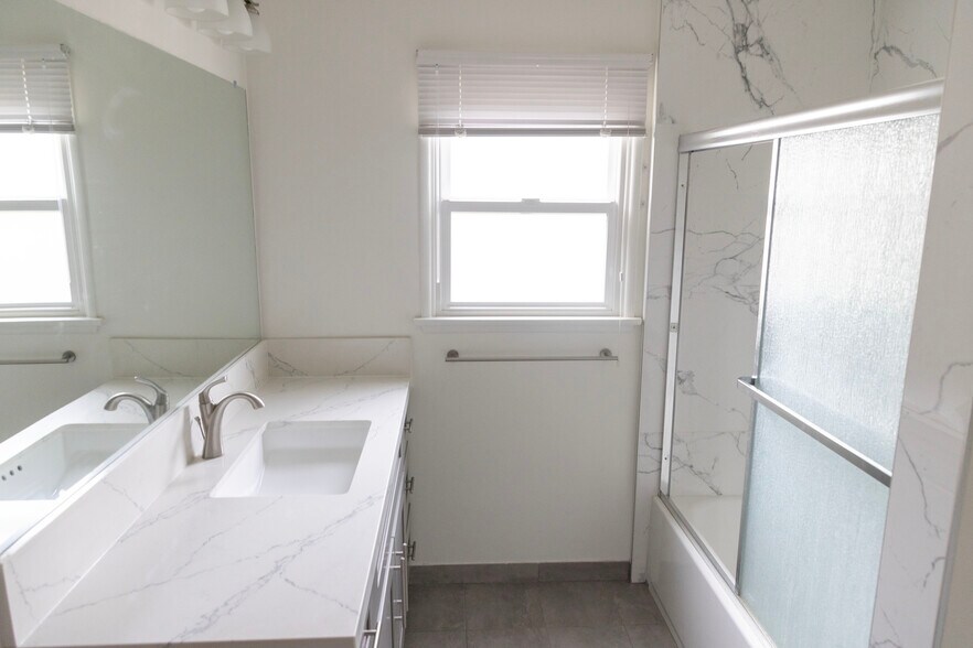 More Photos Of 16011 Victory Blvd, Van Nuys Apartments For Sale