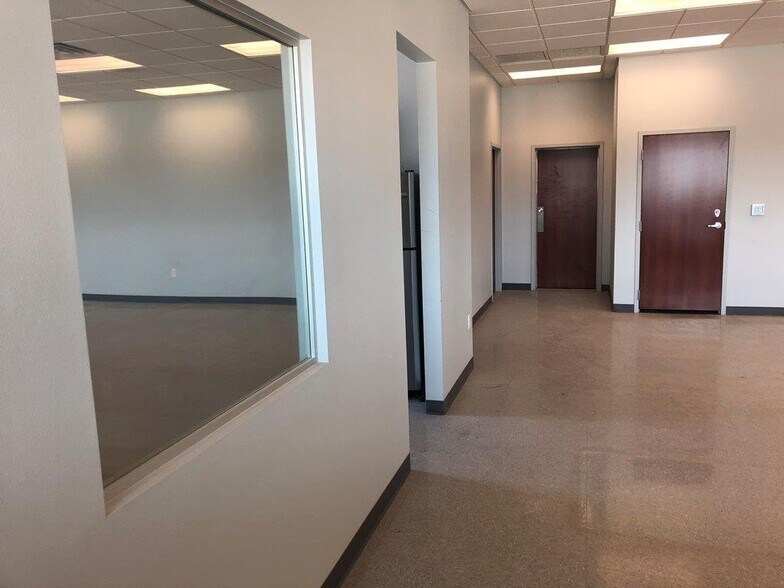 More Photos Of 1010 Mobeetie St, Canadian Light Distribution For Lease