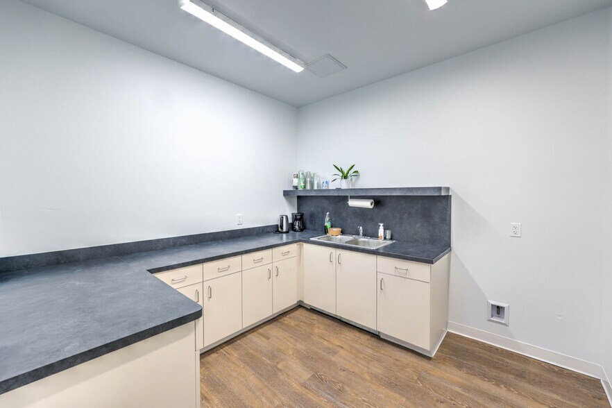 More Photos Of 730 Las Vegas Blvd S, Las Vegas General Retail For Lease