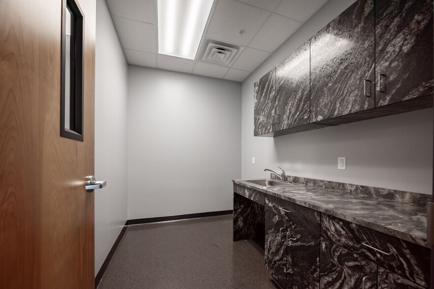 More Photos Of 112 Patriot Dr, Middletown Unknown For Lease