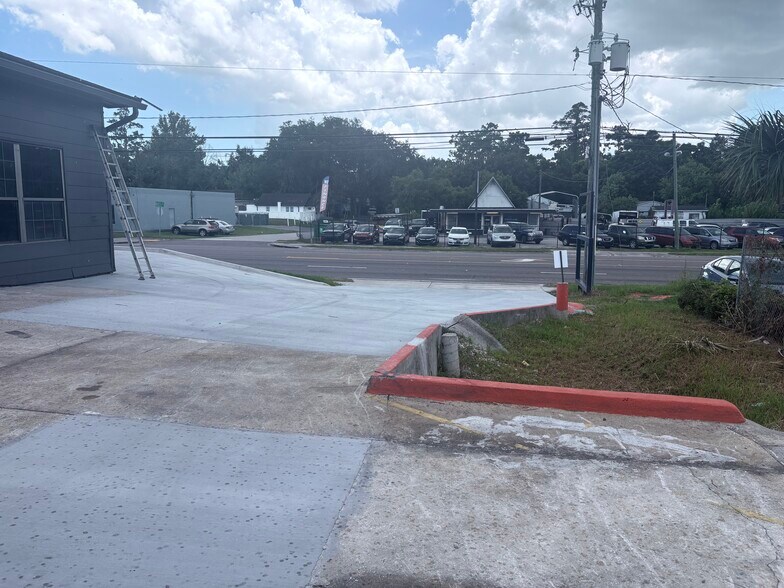 More Photos Of 7047 Atlantic Blvd, Jacksonville Service For Lease