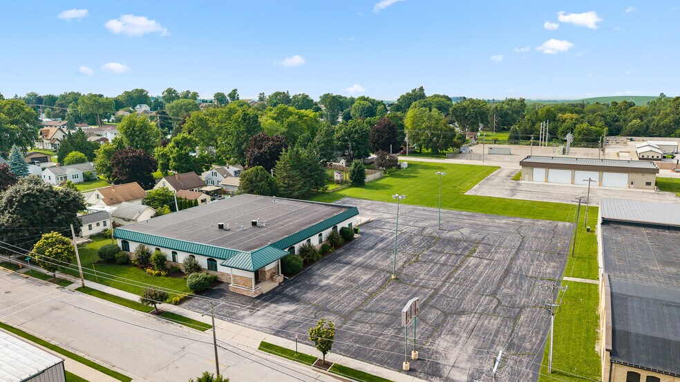 More Photos Of 1828 Park Ave, New Holstein Light Distribution For Sale