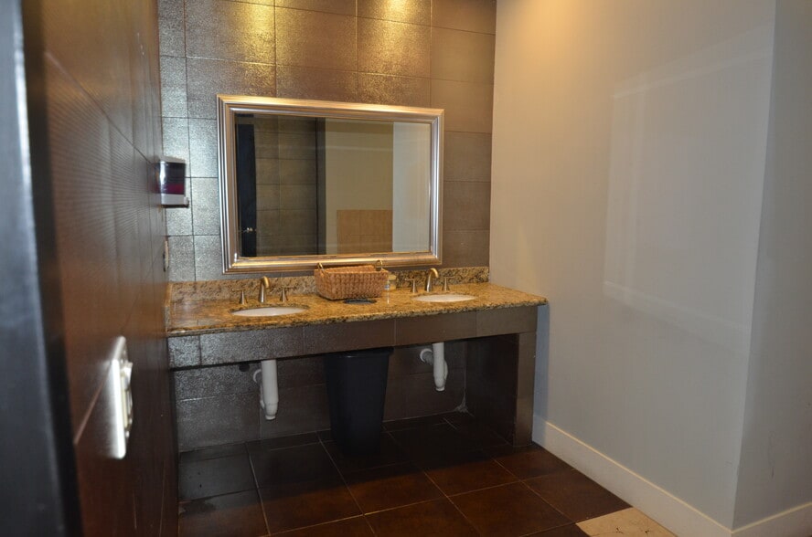 More Photos Of 700 Durham Dr, Houston Storefront For Lease