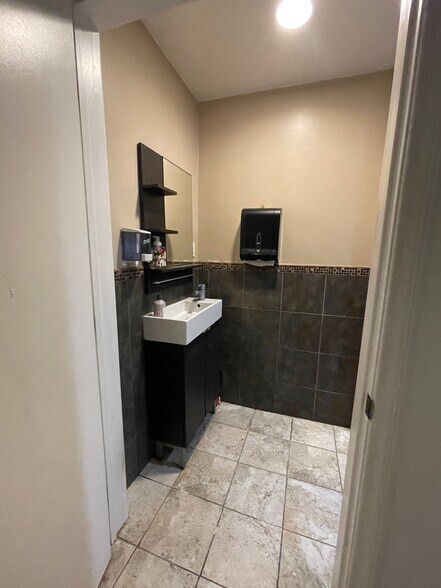 More Photos Of 2234-2236 Honolulu Ave, Montrose Storefront For Lease