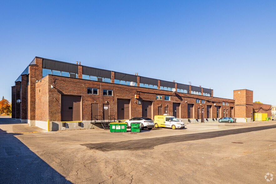 More Photos Of 4000-4036 Boul De La Côte-Vertu, Montréal Showroom For Lease