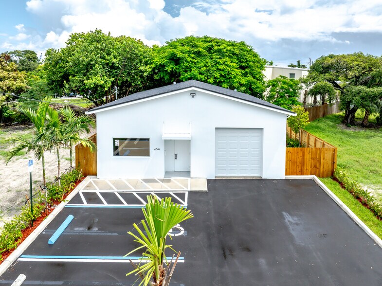More Photos Of 654 NW 22nd Rd, Fort Lauderdale Light Distribution For Sale
