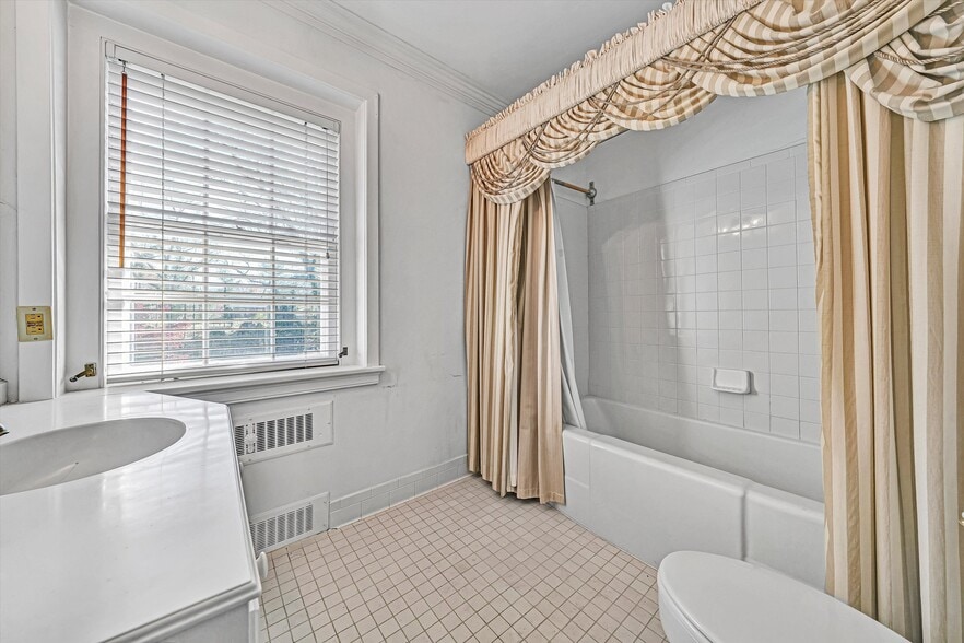 More Photos Of 934 Commander Dr, Roanoke Specialty For Sale