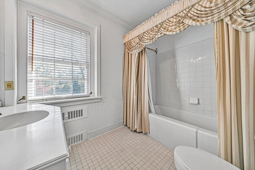 More Photos Of 934 Commander Dr, Roanoke Specialty For Sale