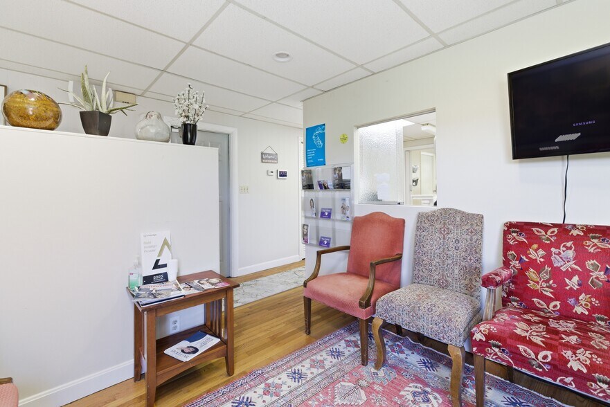More Photos Of 1051 Beacon St, Brookline Medical For Sale