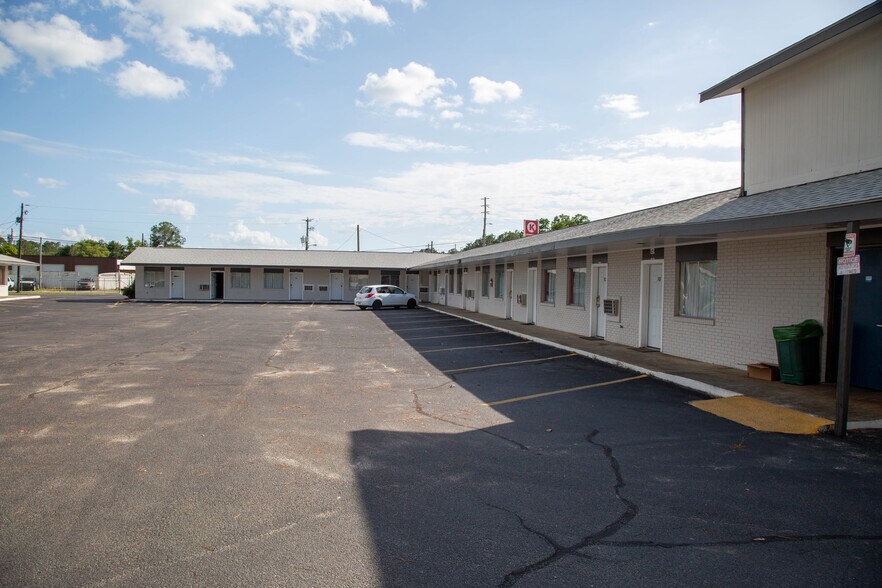 More Photos Of 539 S Main St, Baxley Hotel For Sale