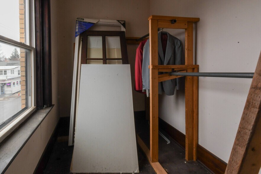 More Photos Of 38 Reid St, Amsterdam Specialty For Sale