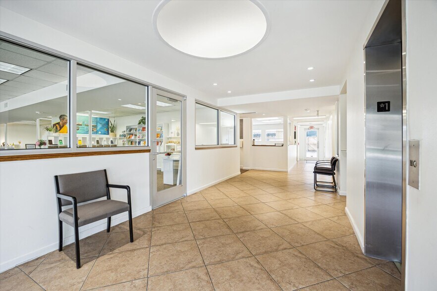 More Photos Of 1110 Lovett Blvd, Houston Office For Sale