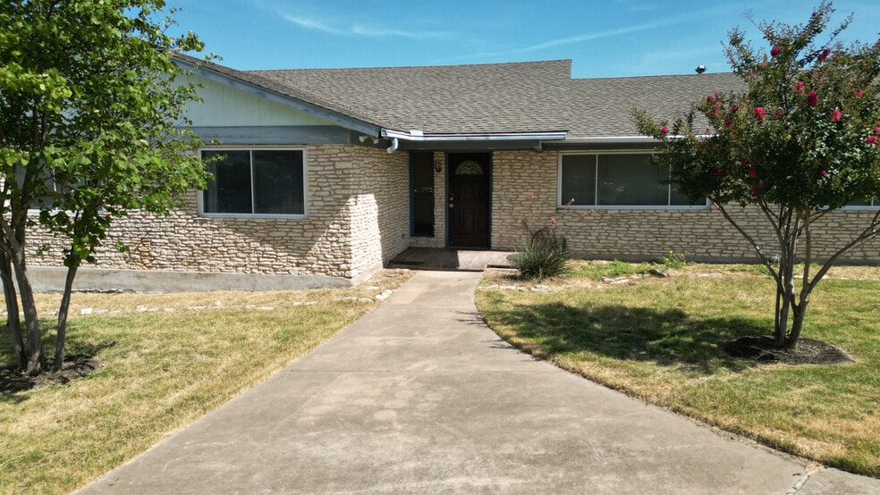 More Photos Of 30 Roundville Ln, Round Rock Light Distribution For Sale