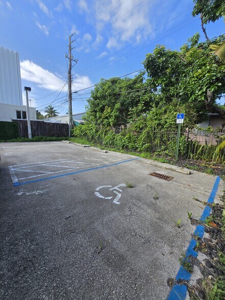 More Photos Of 7320 Biscayne Blvd, Miami Storefront Retail Office For Lease