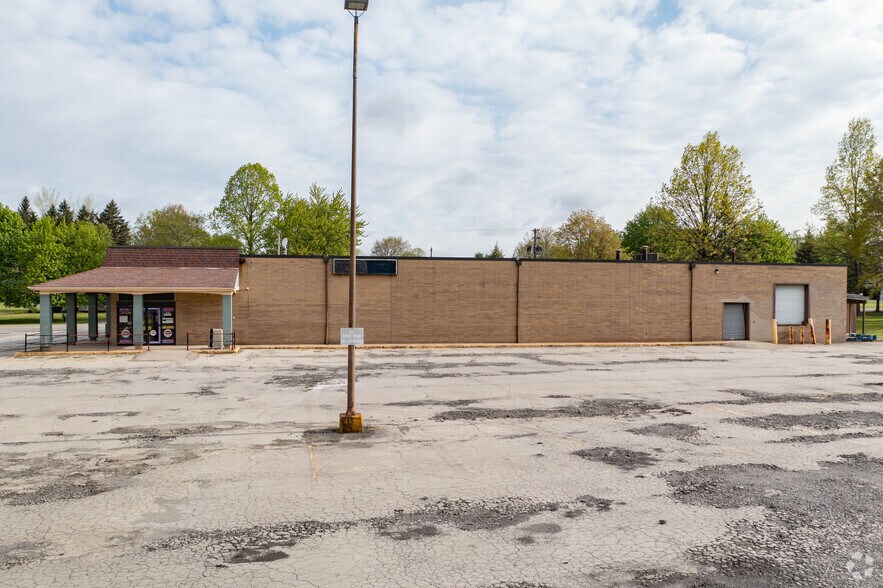 More Photos Of 11045 Main St, New Middletown General Retail For Lease