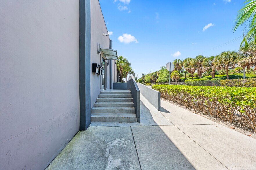More Photos Of 2500 NW 39th St, Miami Light Distribution For Sale