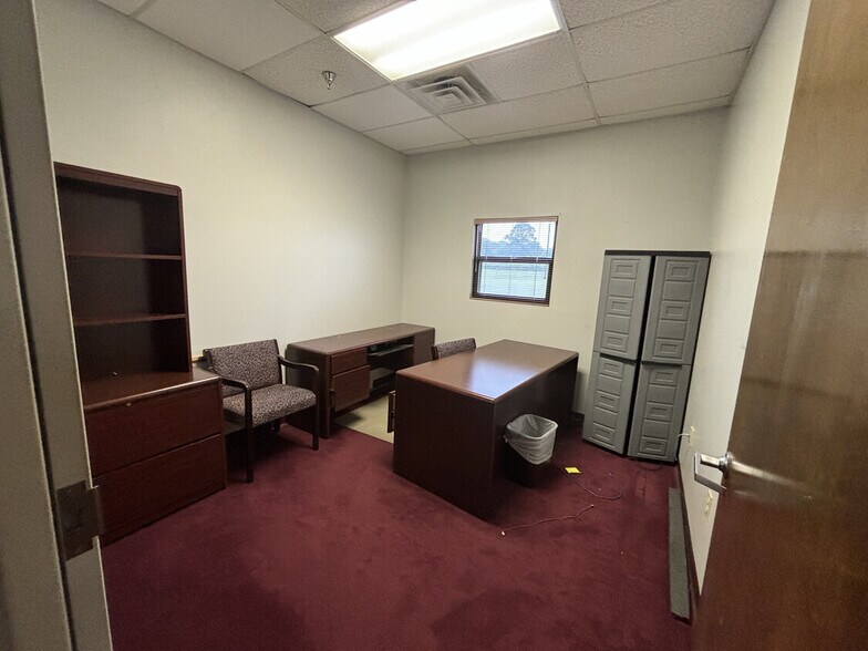 More Photos Of 1402 Hawthorne St, Bastrop Manufacturing For Lease