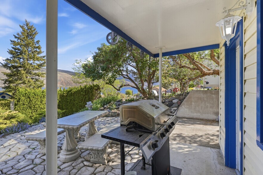 More Photos Of 7001 Savona Access Rd, Thompson-Nicola Hotel For Sale