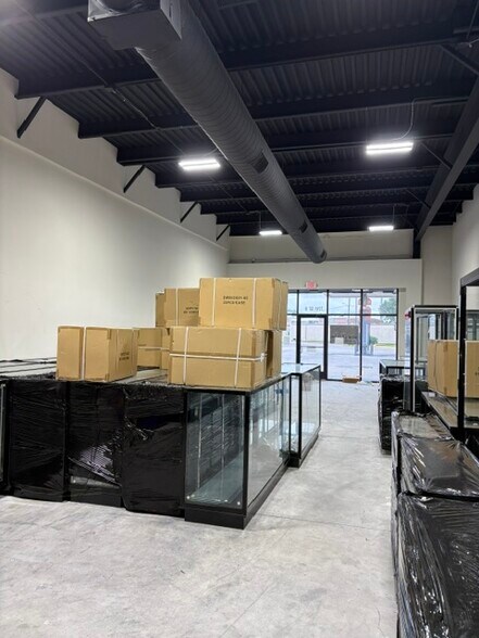More Photos Of 7241 Lawndale St, Houston Storefront For Lease