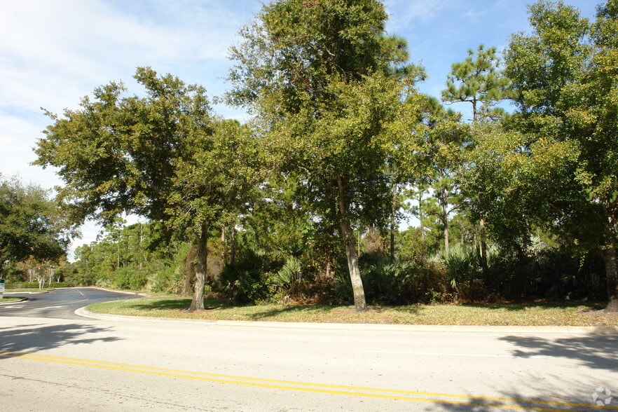 More Photos Of 2751 NW Mall Cir, Jensen Beach Department Store For Sale
