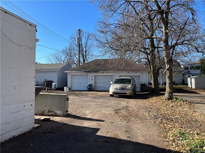 More Photos Of 416 Putnam St, Eau Claire Supermarket For Sale