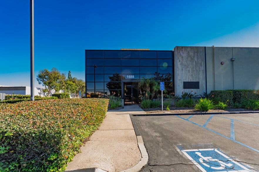 More Photos Of 1672-1688 Sierra Madre Cir, Placentia Showroom For Lease