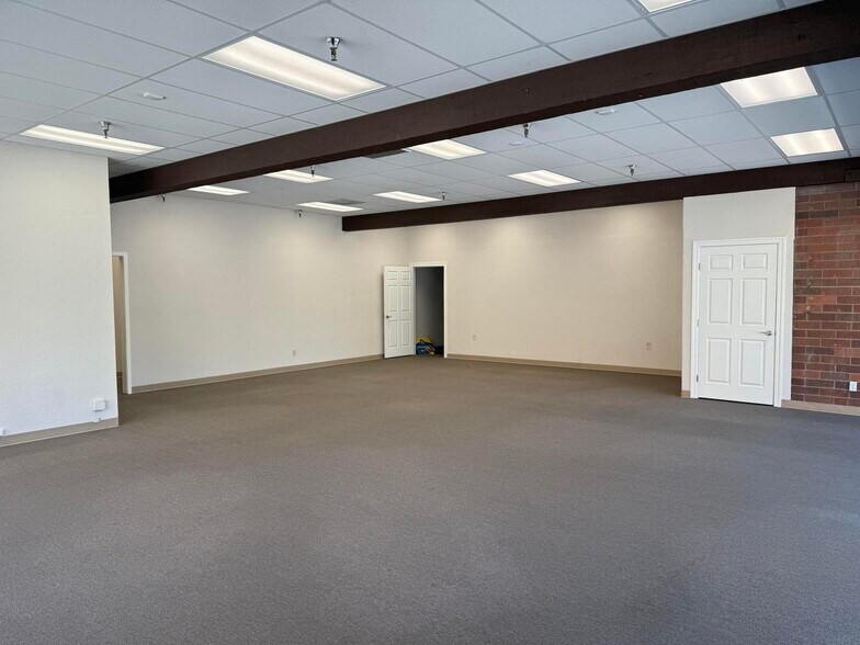 More Photos Of 1600 Market St, Redding Mixed Retail For Lease