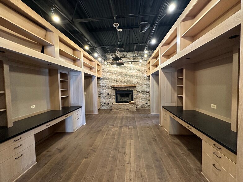 More Photos Of 100 N Skokie Hwy, Lake Bluff Warehouse For Lease