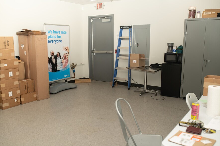 More Photos Of 637-705 E State Road 32, Westfield Storefront For Sale