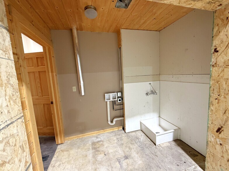 More Photos Of 309 Barclay Ave, Pine River Office For Sale
