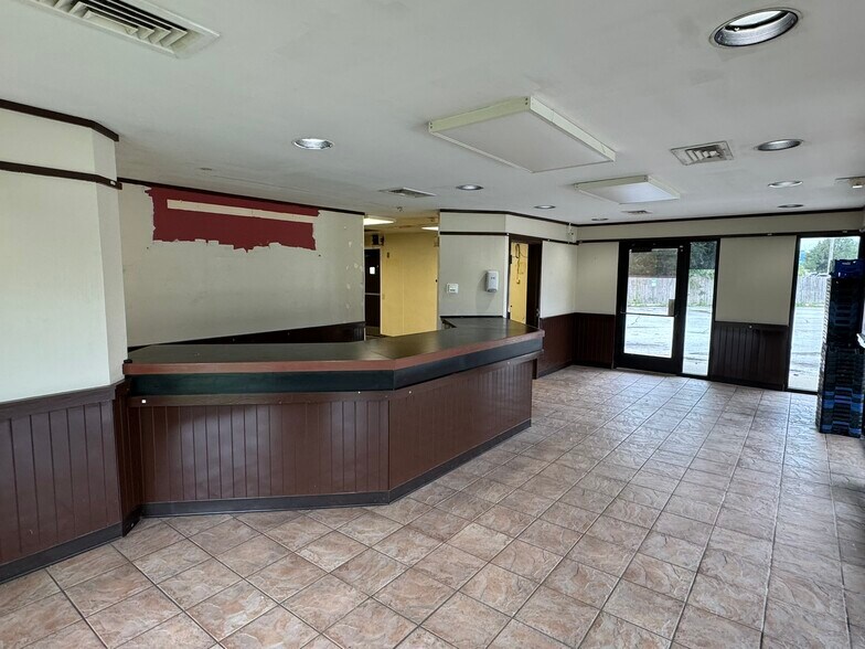 More Photos Of 6120 Grand Ave, Des Moines Restaurant For Sale