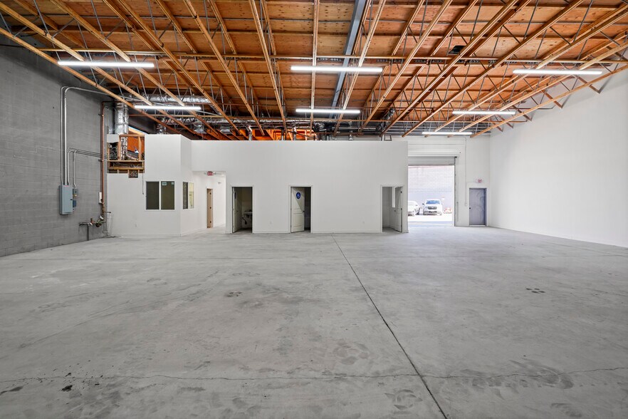 More Photos Of 10926 Randall St, Sun Valley Warehouse For Lease