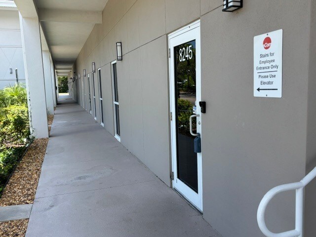 More Photos Of 8221-8249 Vicela Dr, Sarasota Office For Sale