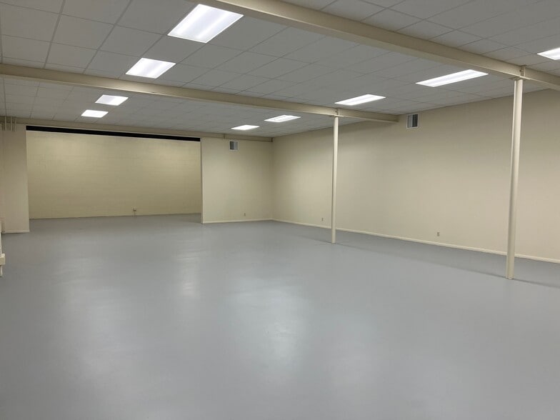 More Photos Of 18344 Oxnard St, Tarzana Warehouse For Lease