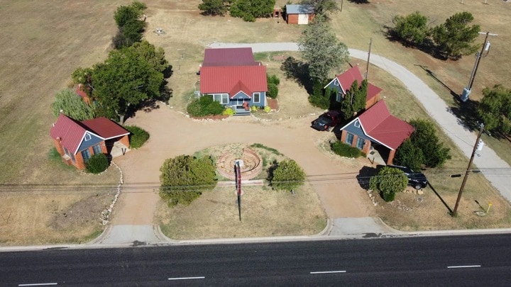 More Photos Of 2710 S Commercial Ave, Coleman Hotel For Sale