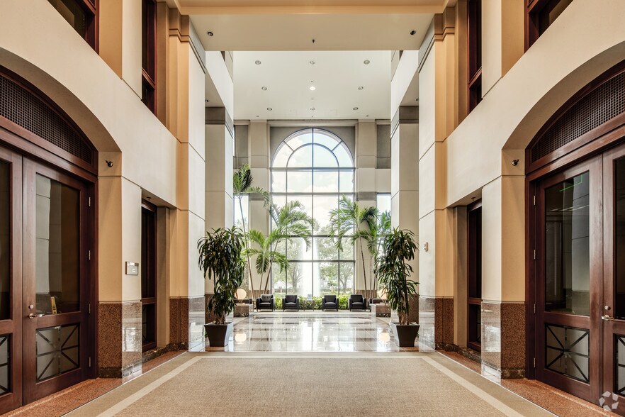 More Photos Of 1900 Summit Tower Blvd, Orlando Office For Lease