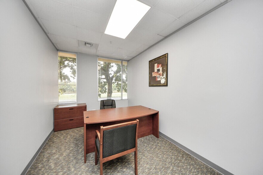 More Photos Of 8554 Katy Fwy, Houston Unknown For Lease