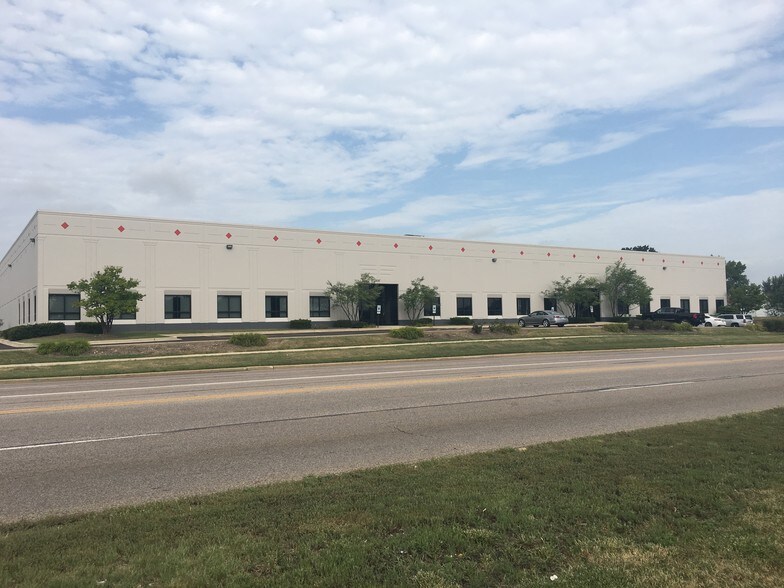 Primary Photo Of 2002-2008 Bloomingdale Rd, Glendale Heights Warehouse For Lease