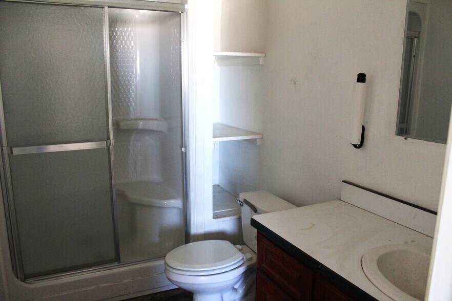 More Photos Of 1808 Barnett Dr, Weatherford Warehouse For Lease