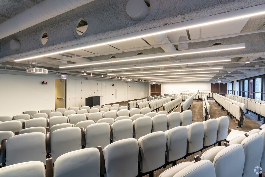 More Photos Of 333 S Wabash Ave, Chicago Office For Lease