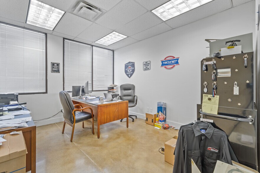 More Photos Of 2415 W Northwest Hwy, Dallas Storefront For Lease