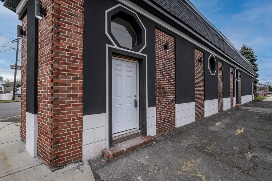 More Photos Of 305 N Stiles St, Linden Convenience Store For Lease
