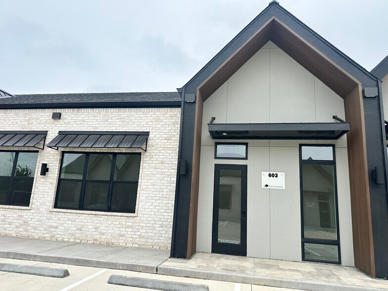 More Photos Of 1325 Main St, Katy Medical For Lease