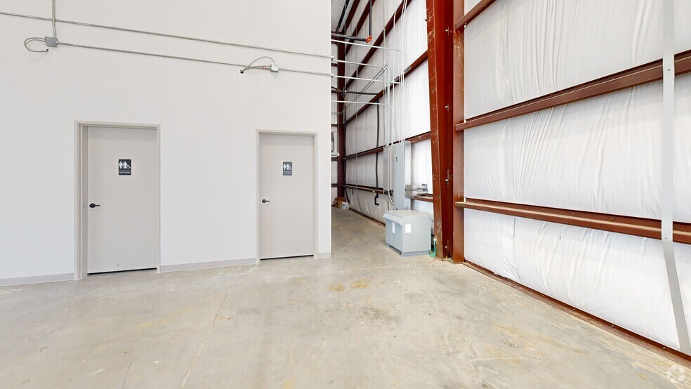 More Photos Of 5749 Parker Henderson Rd, Fort Worth Service For Lease