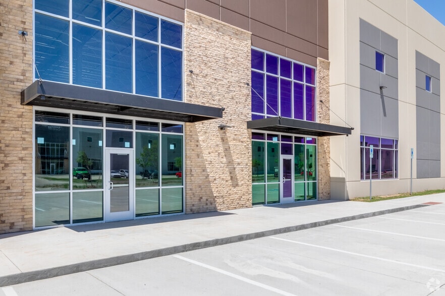 More Photos Of 9201 Polaris Dr, Oklahoma City Distribution For Lease