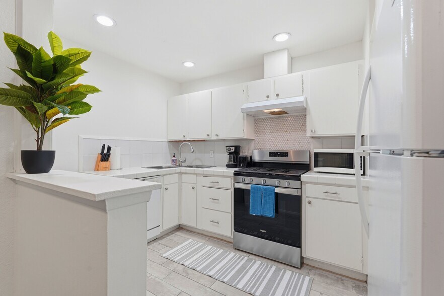 More Photos Of 521 Venice Way, Venice Apartments For Sale