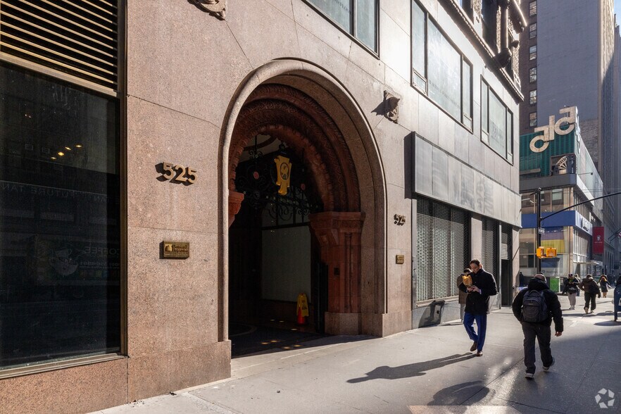 More Photos Of 525 Seventh Ave, New York Office For Lease