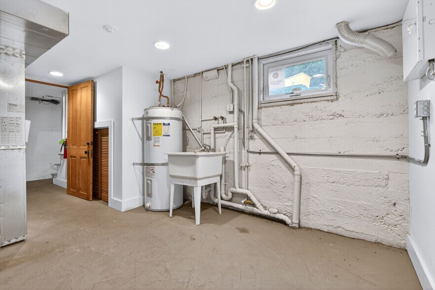 More Photos Of 317 NE Sacramento St, Portland Office For Sale